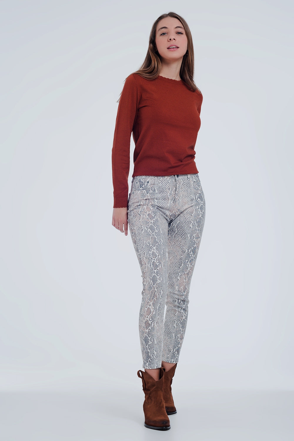 Pantalones texturizados de efecto serpiente en beige