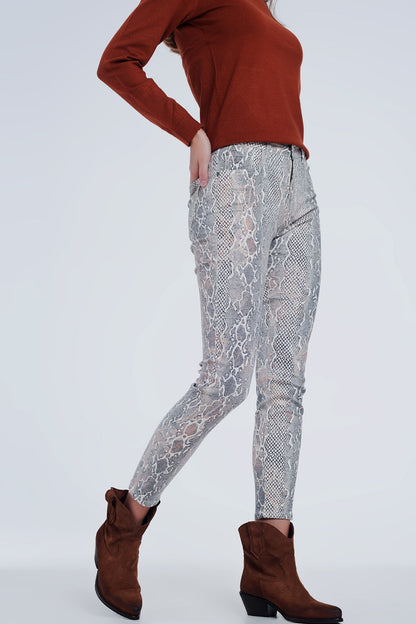 Pantalones texturizados de efecto serpiente en beige