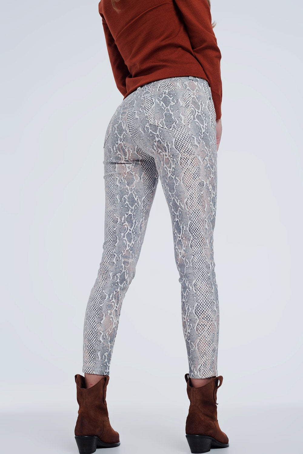 Pantalones texturizados de efecto serpiente en beige