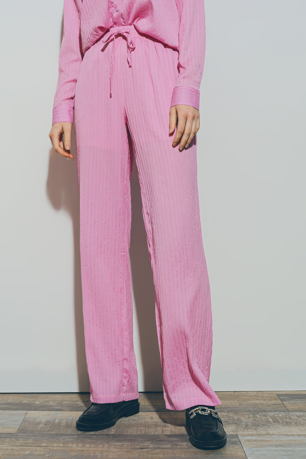Pantalones texturizados de pierna ancha en rosa