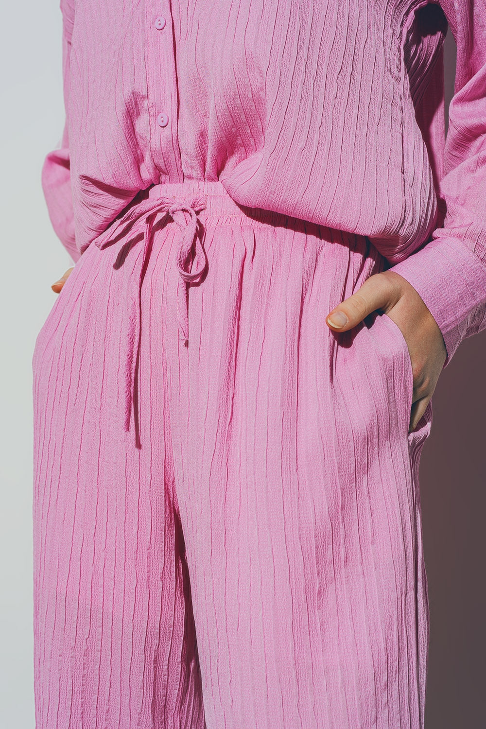 Pantalones texturizados de pierna ancha en rosa