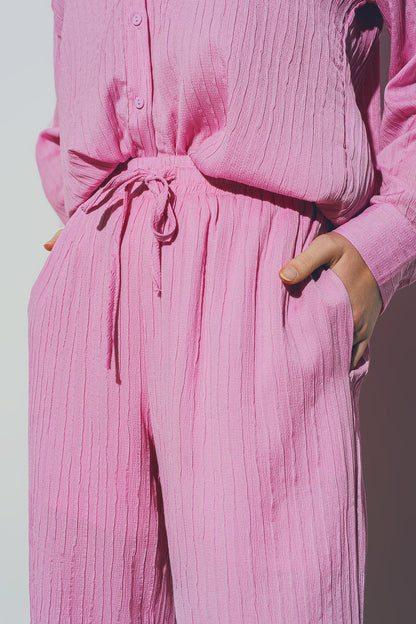 Pantalones texturizados de pierna ancha en rosa