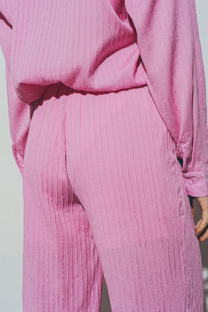 Pantalones texturizados de pierna ancha en rosa