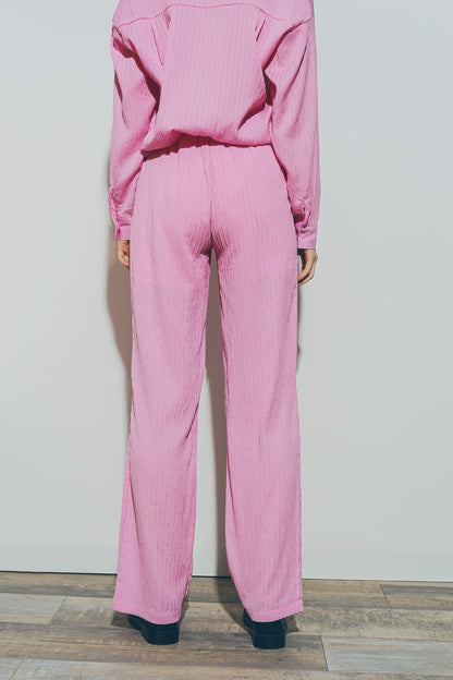 Pantalones texturizados de pierna ancha en rosa