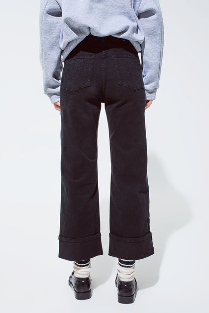 Pantalones vaqueros rectos en negro con perneras dobladas