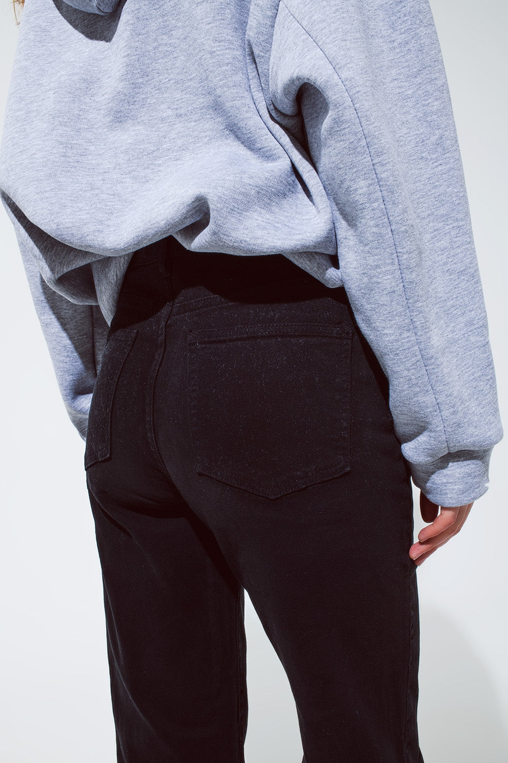 Pantalones vaqueros rectos en negro con perneras dobladas
