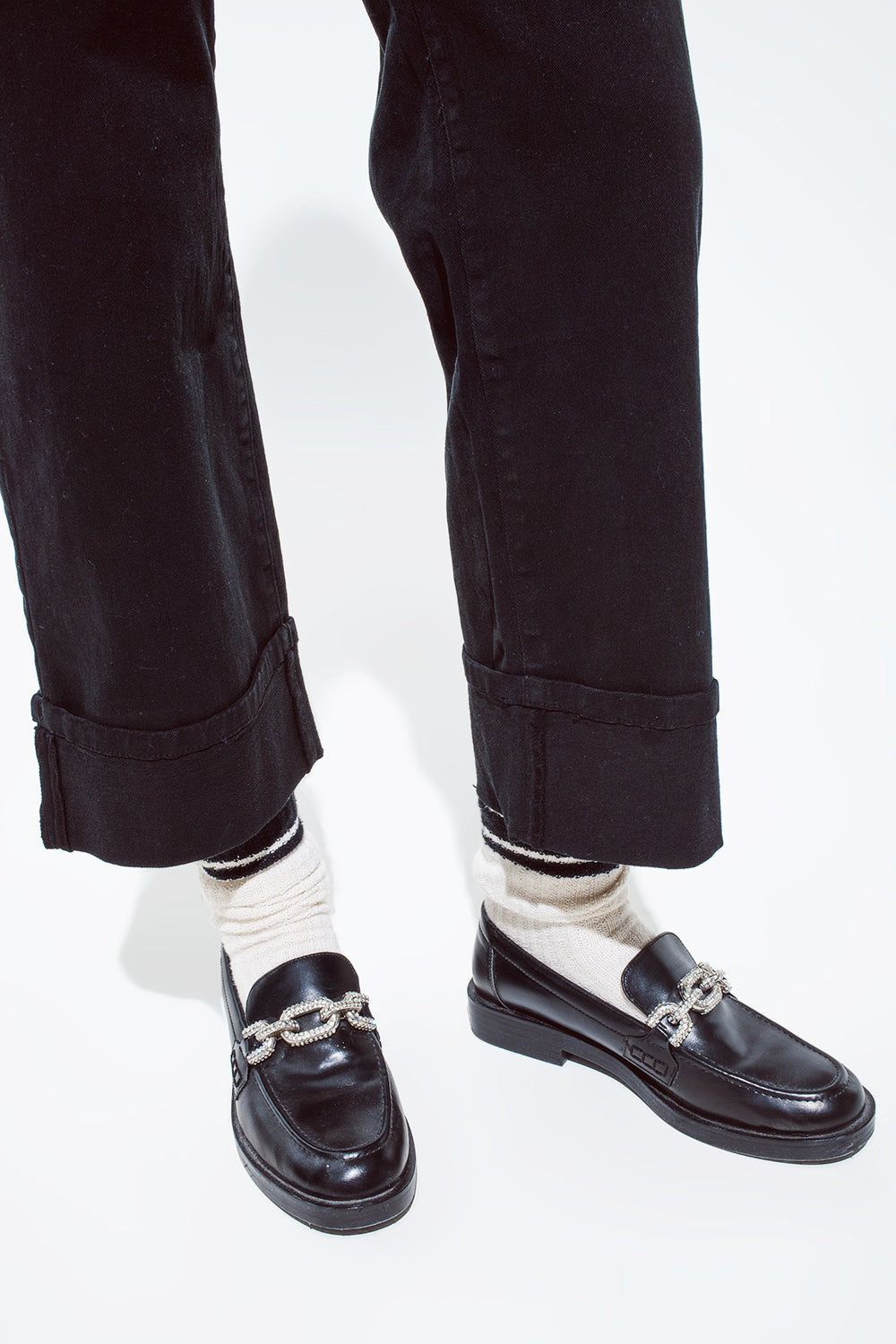 Pantalones vaqueros rectos en negro con perneras dobladas