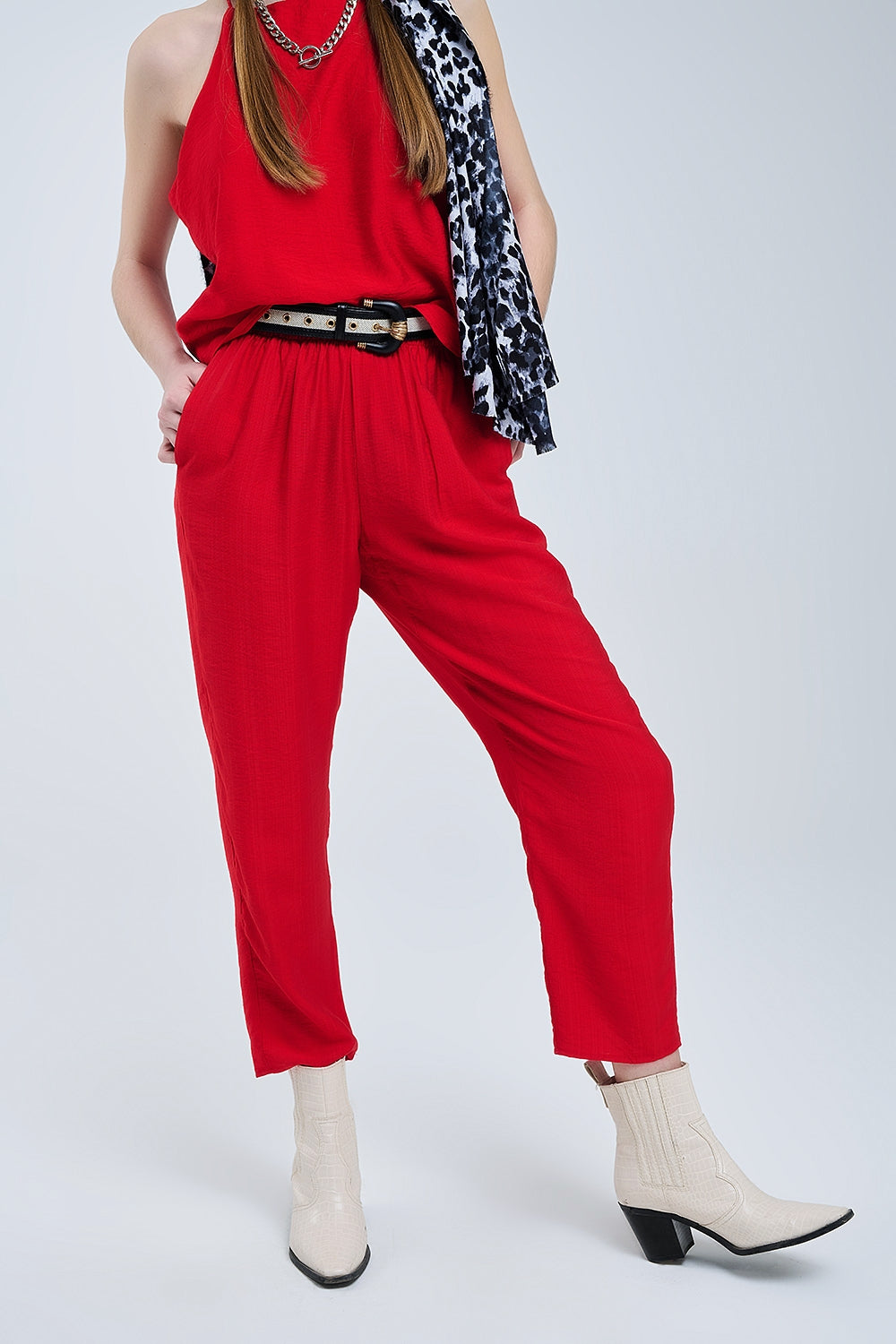 Pantalones veraniegos con cintura elástica y bolsillos en rojo