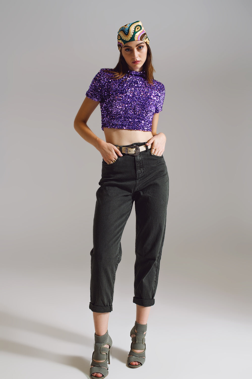 Pantalones verdes caqui y holgados con detalle de bolsillo en la cintura