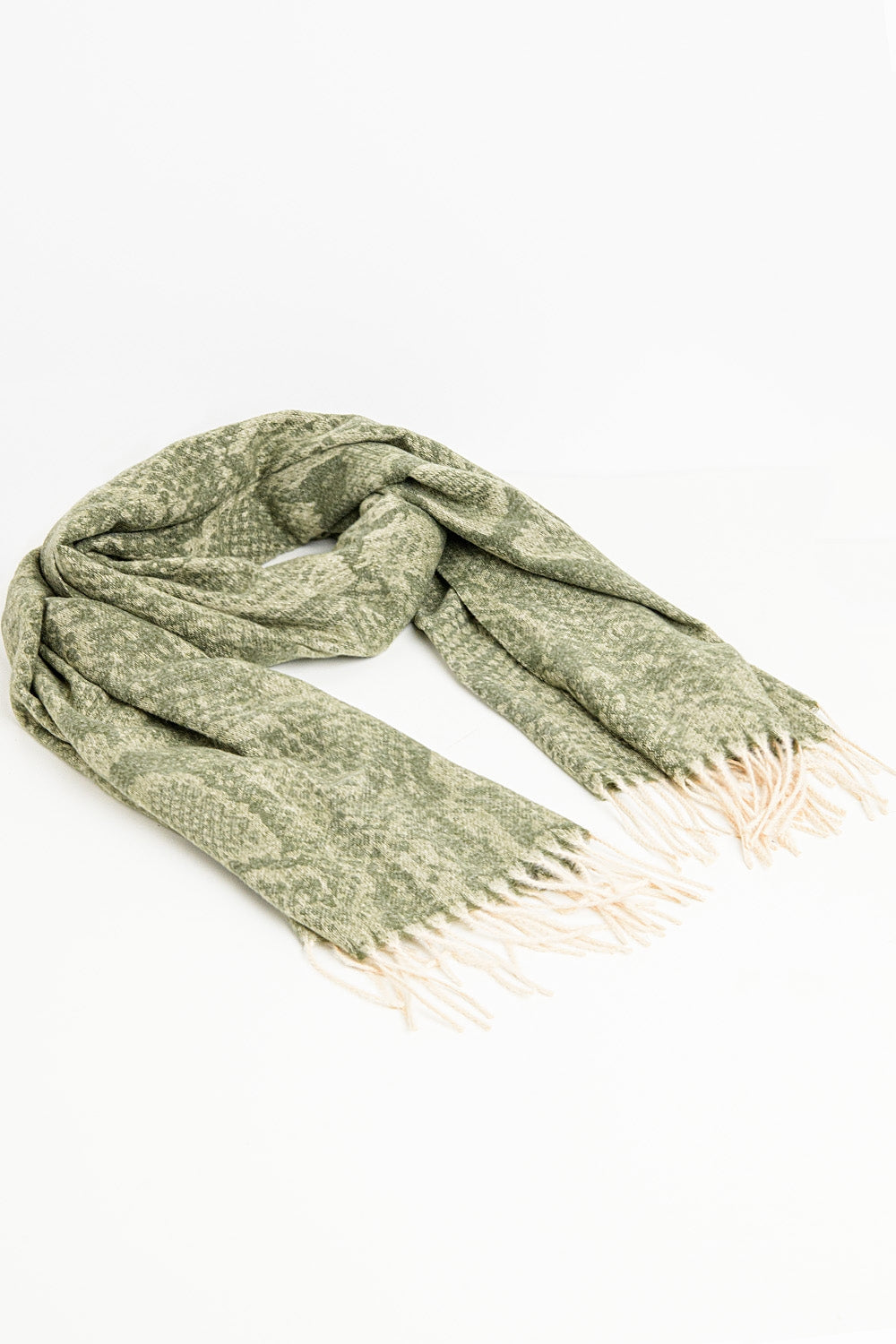 Pañuelo estampado de serpiente color verde con flecos