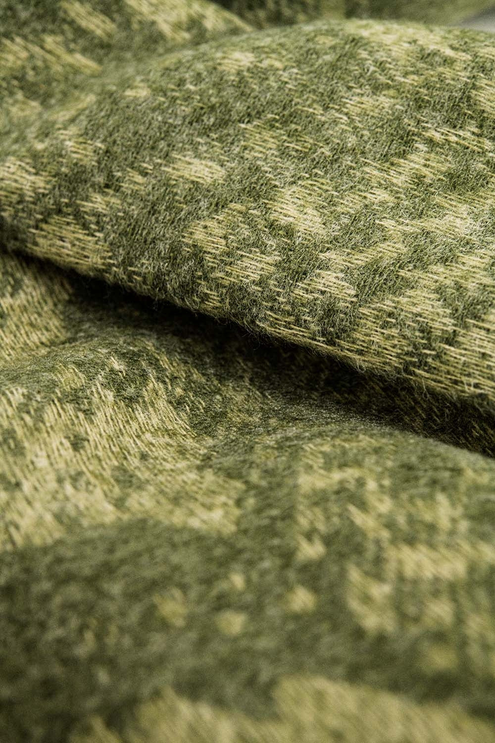 Pañuelo estampado de serpiente color verde con flecos