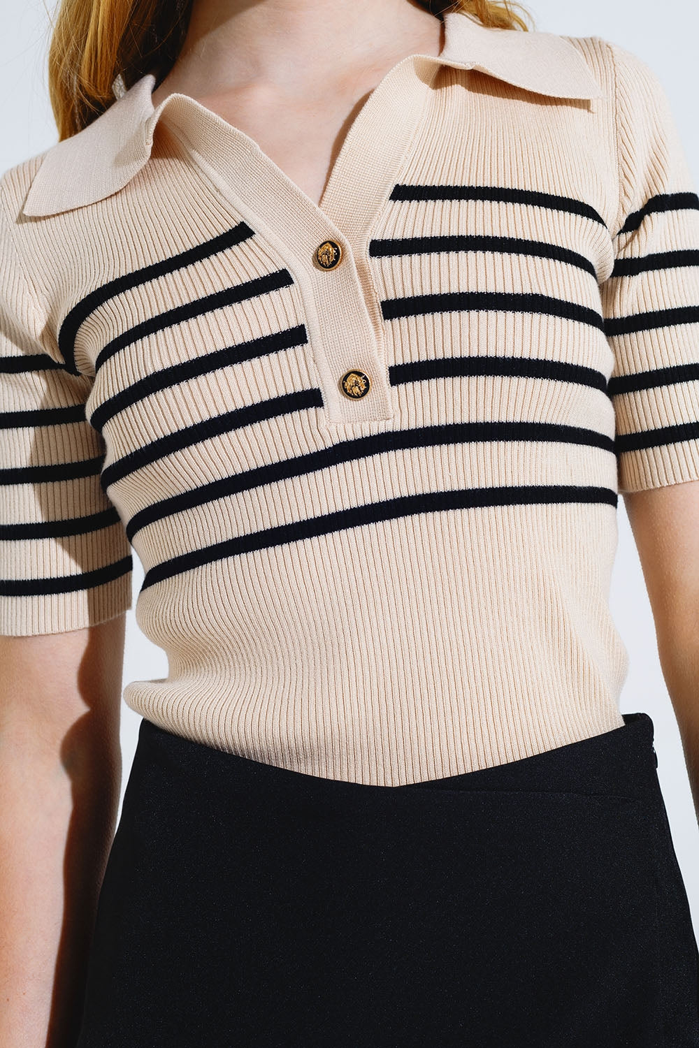 Polo a rayas con detalle de botones en beige