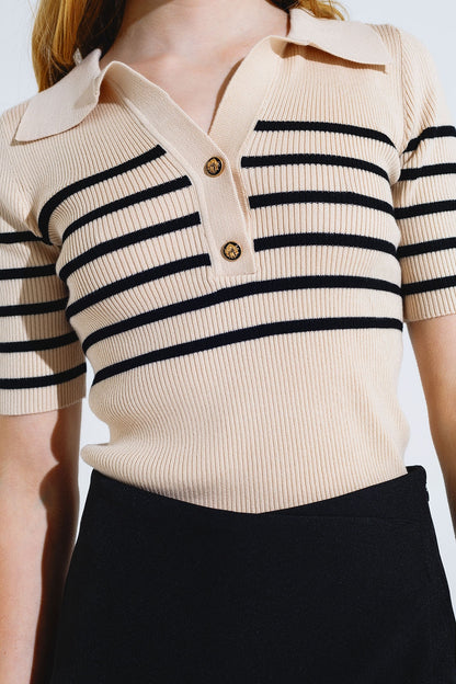 Polo a rayas con detalle de botones en beige