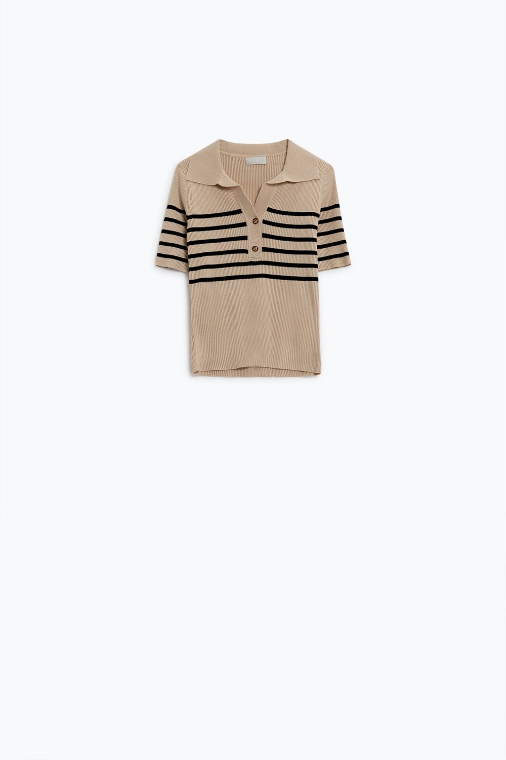Polo a rayas con detalle de botones en beige