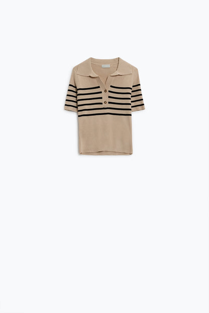 Polo a rayas con detalle de botones en beige