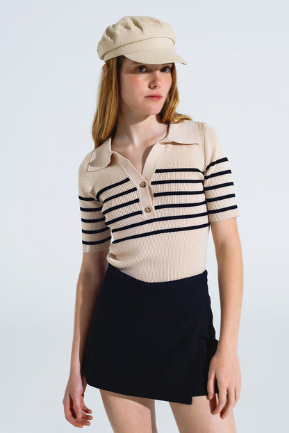 Polo a rayas con detalle de botones en beige