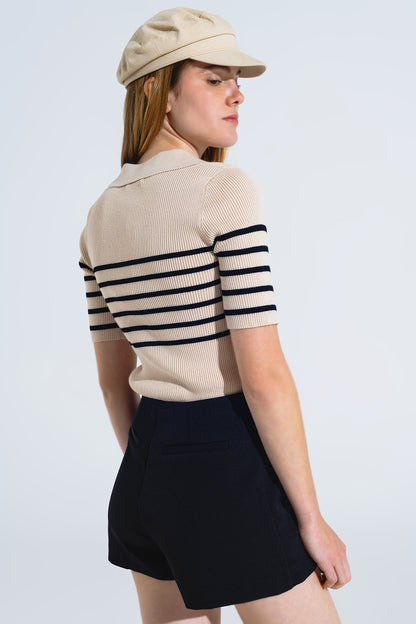 Polo a rayas con detalle de botones en beige