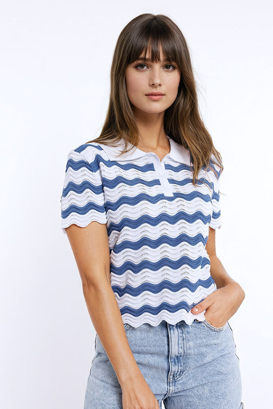 Q2 Polo blanco con rayas onduladas azules