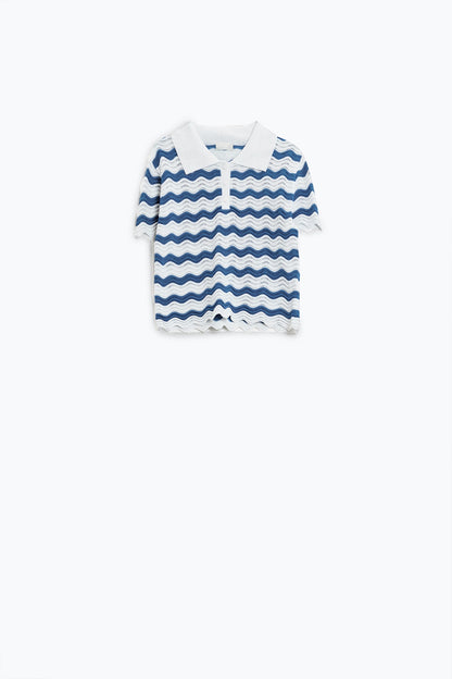 Polo blanco con rayas onduladas azules