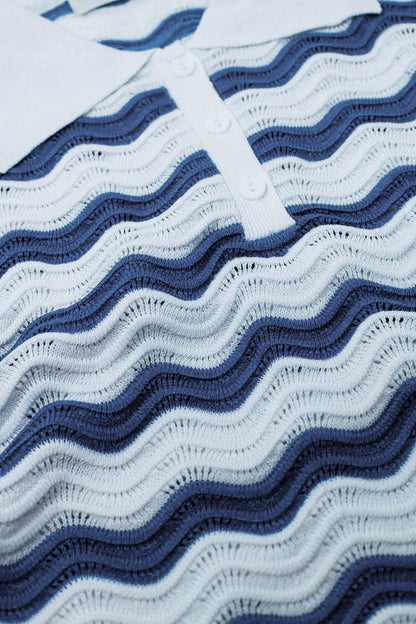 Polo blanco con rayas onduladas azules