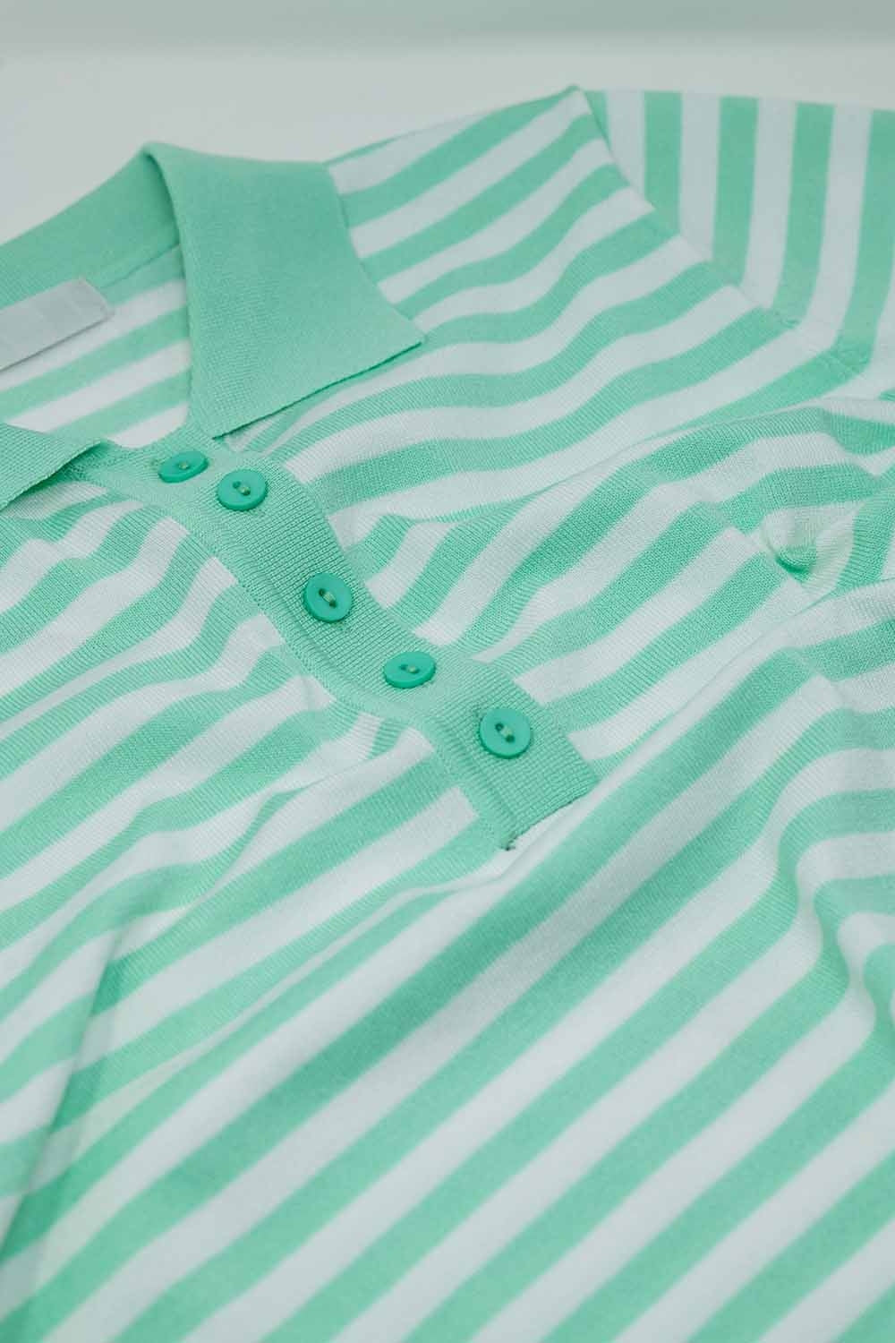 Polo blanco de manga corta con rayas azul claro y detalles de botones frontales