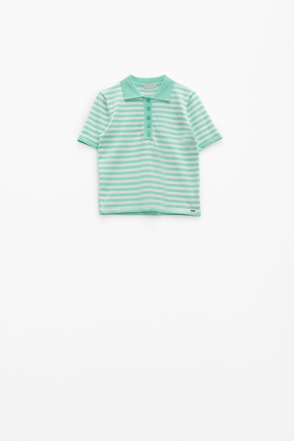 Polo blanco de manga corta con rayas azul claro y detalles de botones frontales