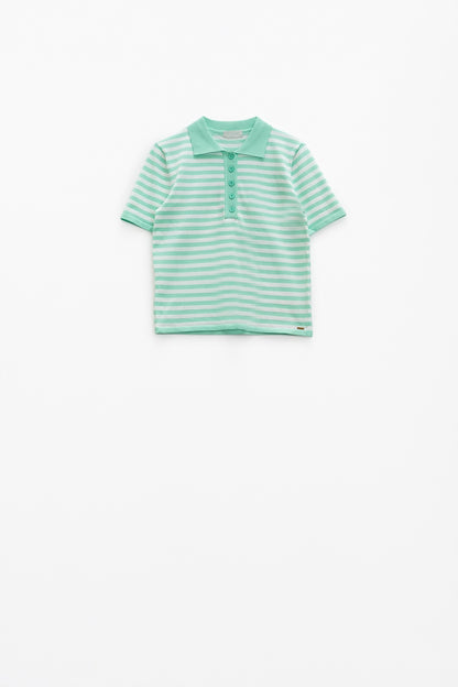Polo blanco de manga corta con rayas azul claro y detalles de botones frontales