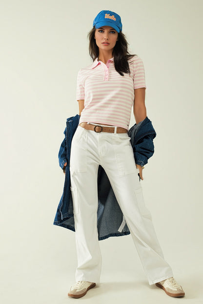 Polo blanco de manga corta con rayas rosa claro y detalles de botones frontales