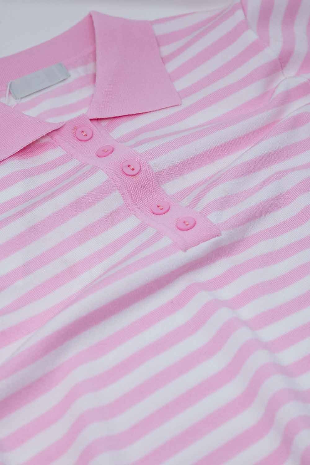 Polo blanco de manga corta con rayas rosa claro y detalles de botones frontales