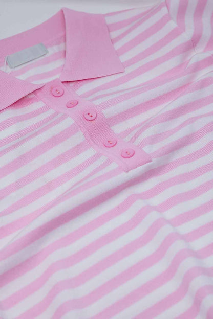 Polo blanco de manga corta con rayas rosa claro y detalles de botones frontales