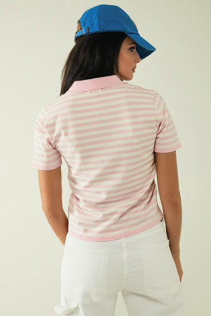 Polo blanco de manga corta con rayas rosa claro y detalles de botones frontales