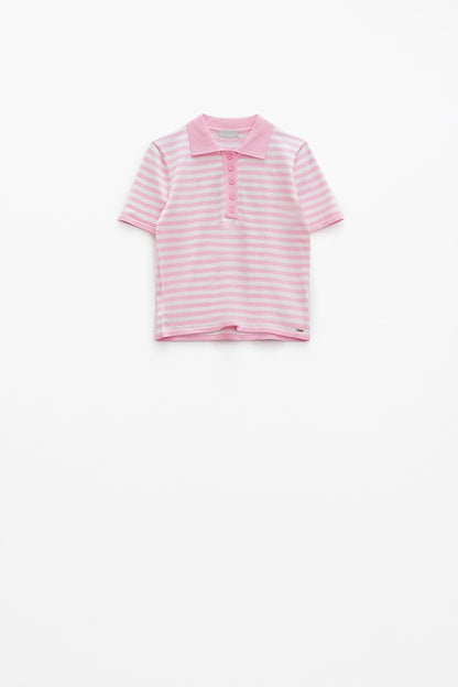 Polo blanco de manga corta con rayas rosa claro y detalles de botones frontales
