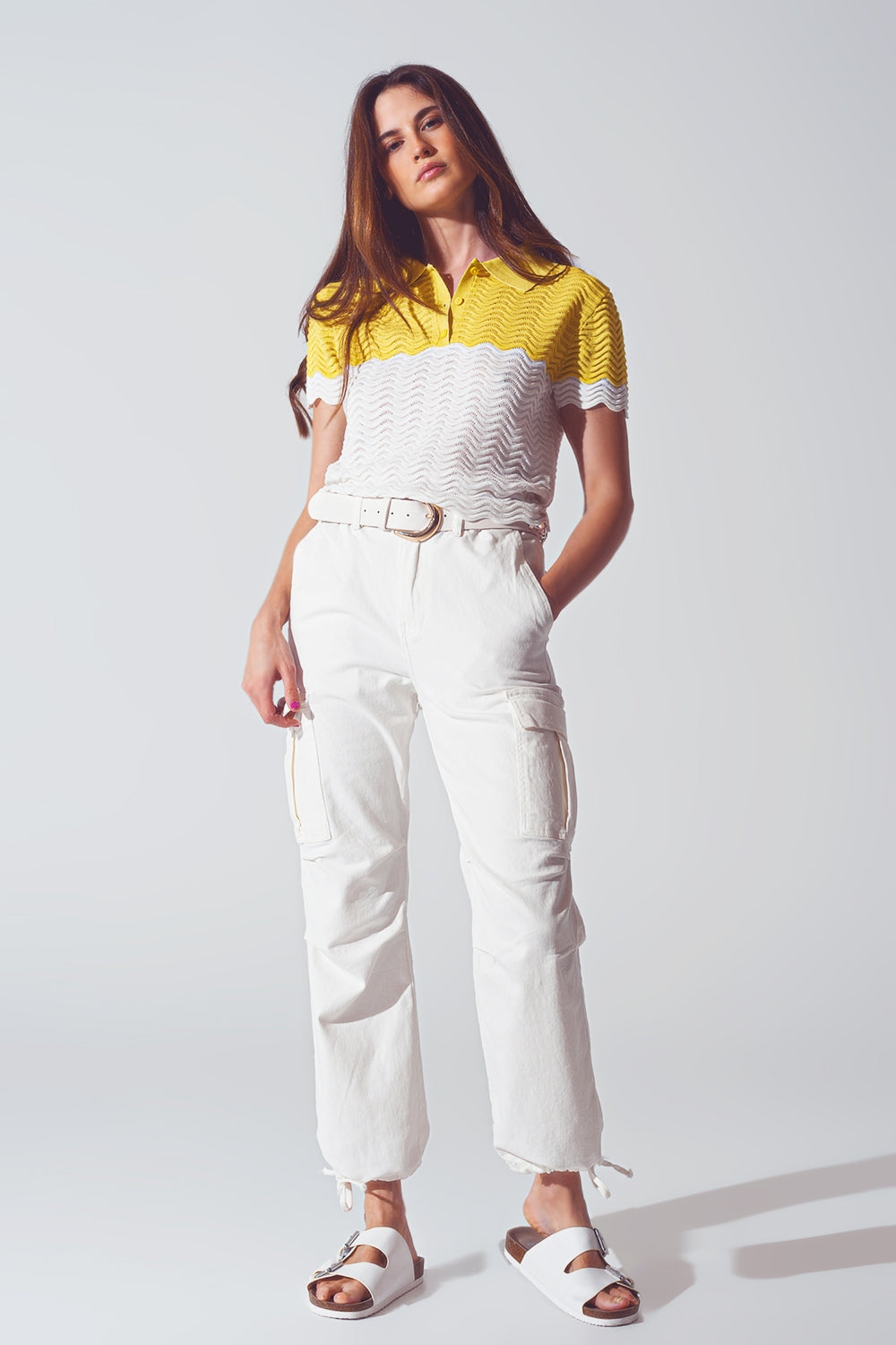 Polo corto de punto con bloques de color en blanco y amarillo