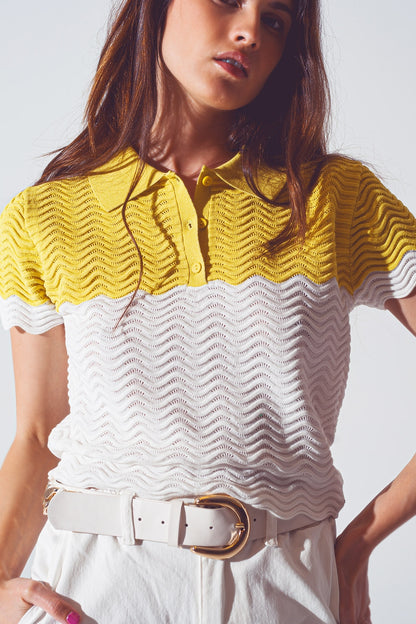 Polo corto de punto con bloques de color en blanco y amarillo