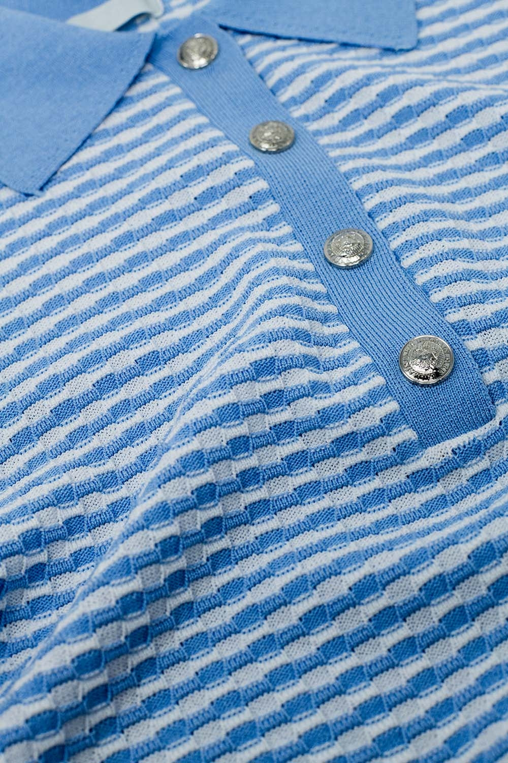 Polo De Manga Corta Azul Con Rayas Blancas