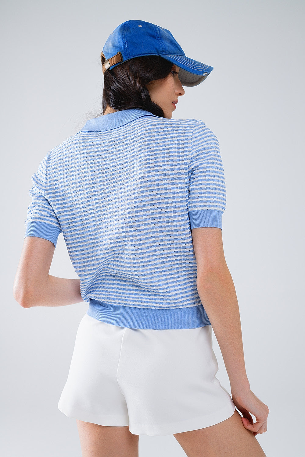 Polo De Manga Corta Azul Con Rayas Blancas