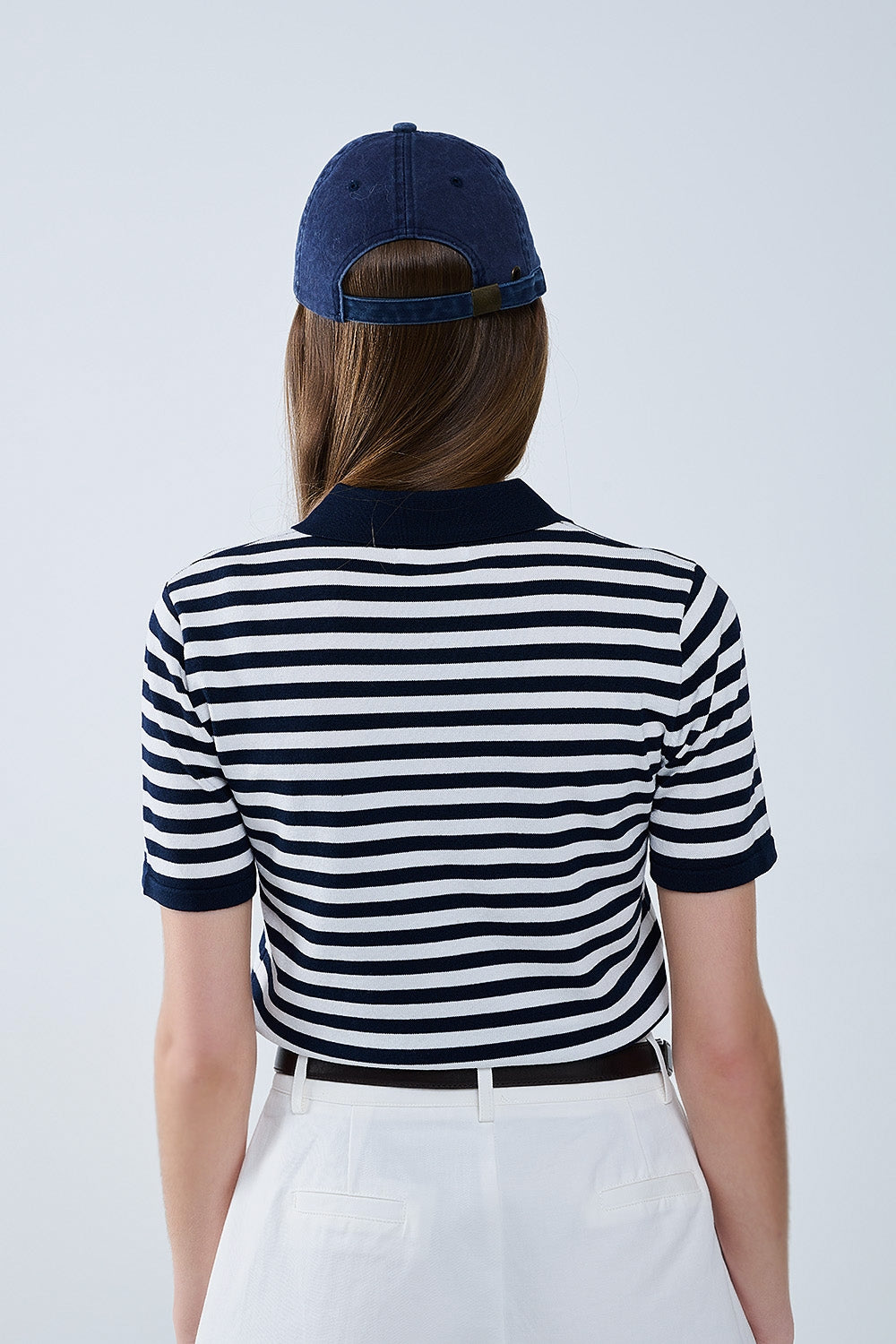 Polo de punto a rayas azul marino y blanco