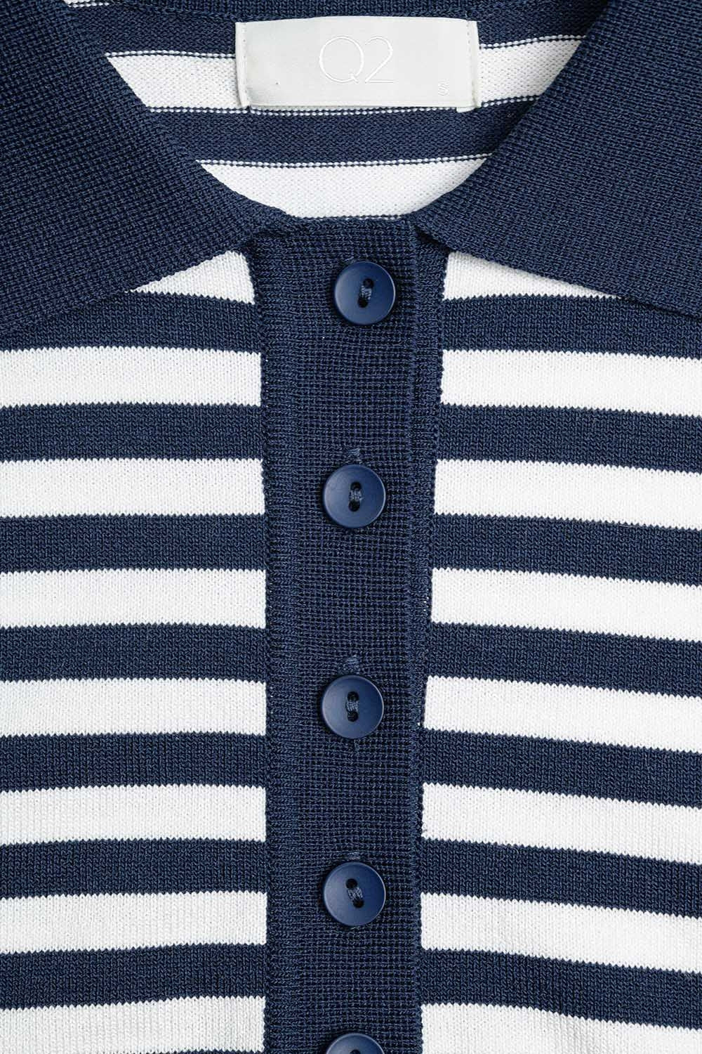 Polo de punto a rayas azul marino y blanco