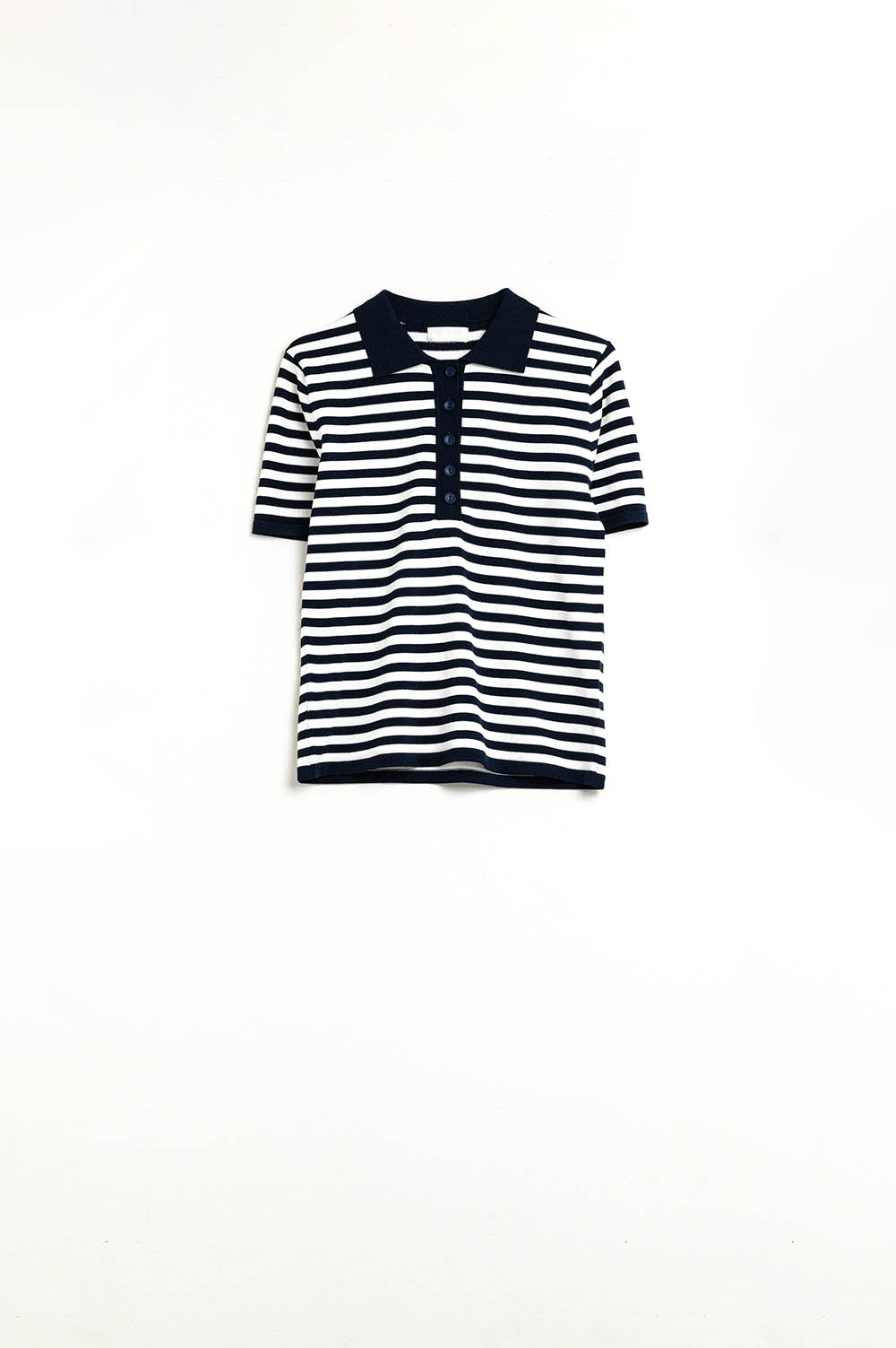 Polo de punto a rayas azul marino y blanco