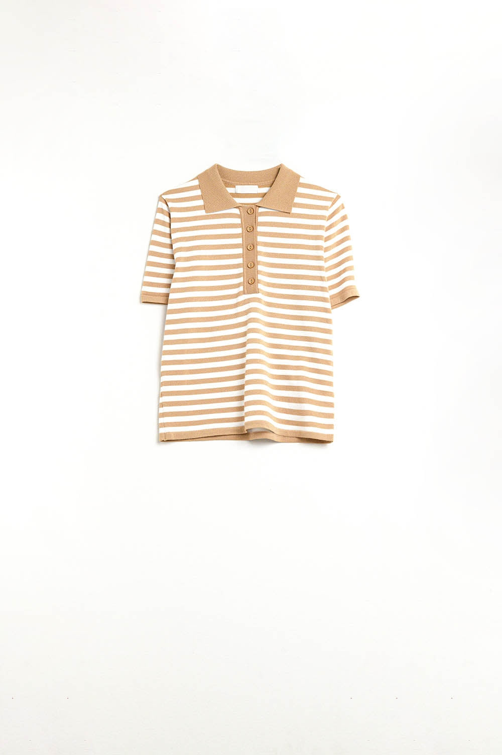 Polo de punto a rayas beige y blanco
