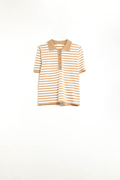 Polo de punto a rayas beige y blanco