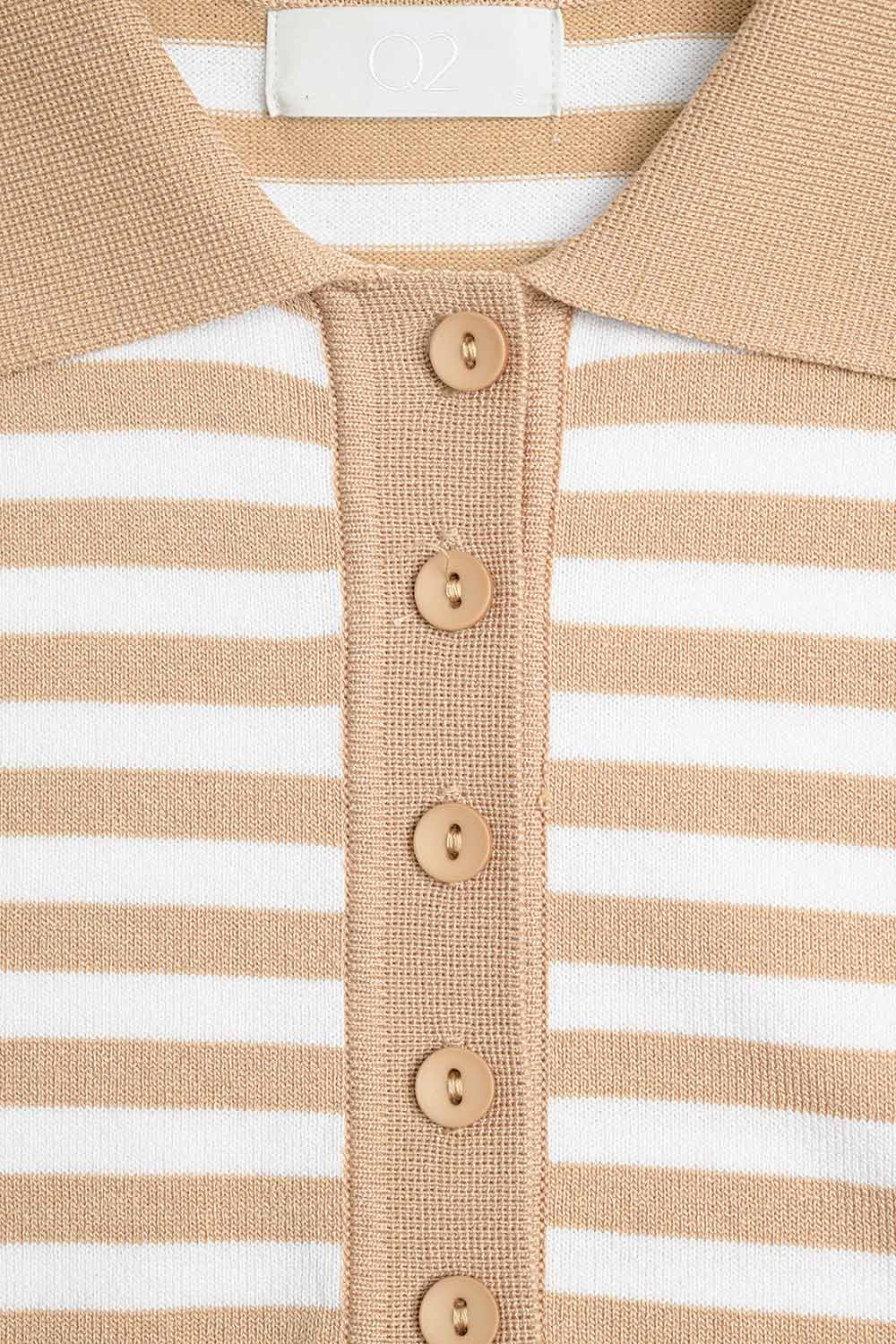 Polo de punto a rayas beige y blanco