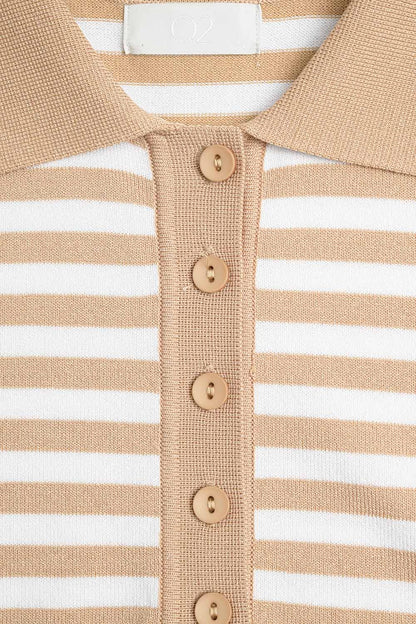 Polo de punto a rayas beige y blanco