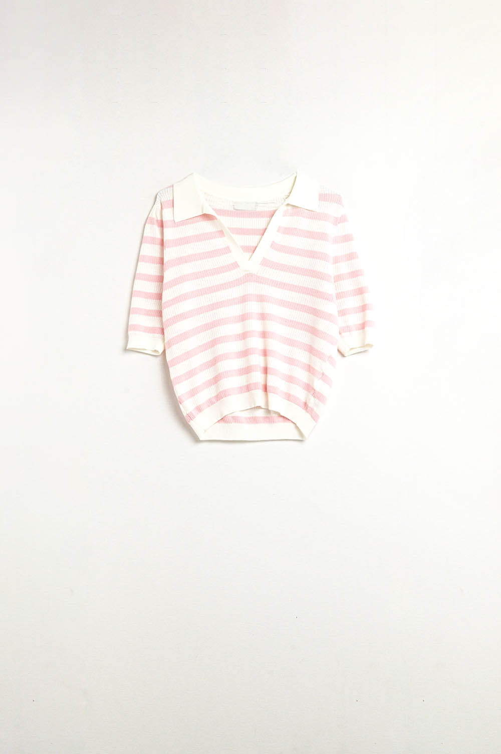 polo de punto blanco con rayas rosas