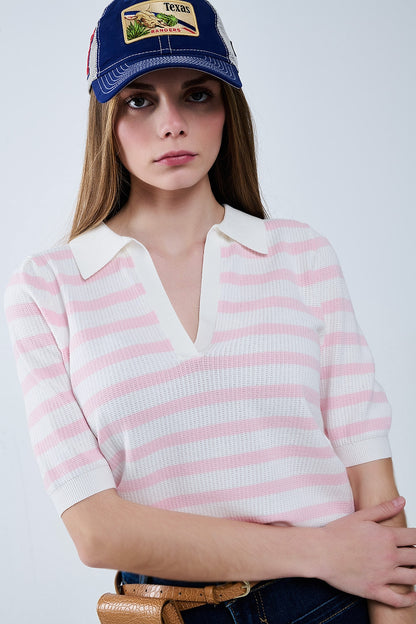polo de punto blanco con rayas rosas