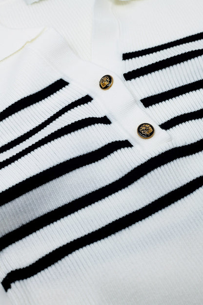 Polo de rayas con detalle de botones en blanco