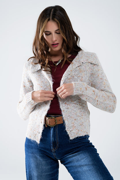 Rebeca beige con botones de perlas