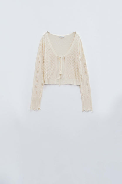 Q2 Rebeca beige con estampado de rombos y cierre de lazo