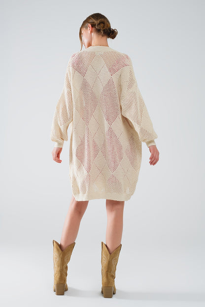 Rebeca beige drapeada con diseño de ganchillo