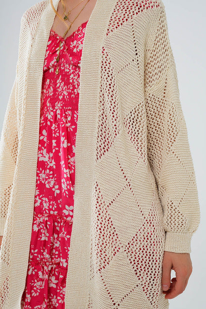 Rebeca beige drapeada con diseño de ganchillo